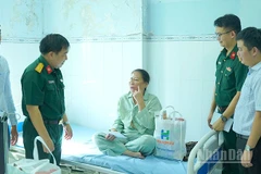 Thăm hỏi bệnh nhân phẫu thuật đục thủy tinh thể.