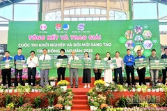 Bí thư Tỉnh đoàn Đồng Tháp Lê Hoàng Quyết trao giải cho các tác giả.