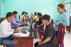 Người dân đến làm thủ tục hành chính tại phường biên giới Thường Lạc, tỉnh Đồng Tháp.