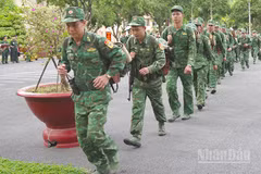 Thực hành cơ động ra khu căn cứ chiến đấu giả định.