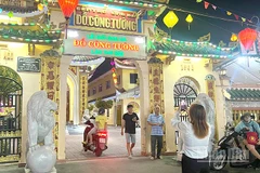 Ban đêm, dù không phải ngày lễ nhưng vẫn có nhiều người dân tìm đến viếng Đền thờ Ông, bà Đỗ Công Tường.