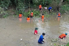 Xã đoàn Lấp Vò dọn kênh làm sạch dòng sông.