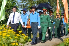 Ủy viên Trung ương Đảng, Bí thư Tỉnh ủy, Trưởng đoàn đại biểu Quốc hội tỉnh Đồng Tháp Lê Quốc Phong cùng đưa tiễn các Anh hùng liệt sĩ về với đất mẹ.