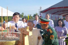 Lãnh đạo tỉnh Đồng Tháp và nguyên lãnh đạo tỉnh Tiền Giang (cũ) dâng hương viếng các Anh hùng liệt sĩ.