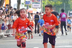 2 vận động viên nhí quyết tâm chinh phục đường đua. (Ảnh: HỮU NGHĨA)
