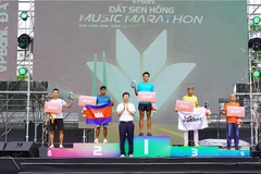 Ông Huỳnh Minh Tuấn, Phó Chủ tịch Ủy ban nhân dân tỉnh Đồng Tháp, Trưởng Ban tổ chức giải trao giải cho các vận động viên nam cự ly 42km. 