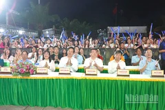 Lãnh đạo tỉnh Đồng Tháp và khán giả dự đêm khai mạc.