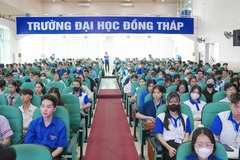 Sinh viên Trường đại học Đồng Tháp tham gia chương trình gặp gỡ, tuyên truyền về phòng, chống tội phạm và các hình thức lừa đảo trên không gian mạng. (Ảnh: H. PHONG)