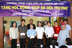 Chương trình từ thiện xã hội Hiểu và Thương Sài Gòn trao suất học bổng tặng học sinh, sinh viên.