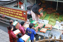 Ủy ban Mặt trận Tổ quốc Việt Nam và các tổ chức chính trị-xã hội xã cùng Ban Trị sự Phật giáo Hòa Hảo xã Tháp Mười vận chuyển quà lên xe hỗ trợ đồng bào miền trung.