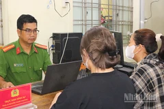 Chị L.T.A.N. và con gái tại cơ quan công an.