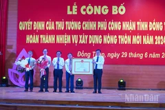 Lãnh đạo tỉnh Đồng Tháp đón nhận Bằng công nhận của Thủ tướng Chính phủ công nhận tỉnh Đồng Tháp hoàn thành nhiệm vụ xây dựng nông thôn mới năm 2024.