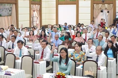 Đại biểu biểu quyết thông qua các nghị quyết.