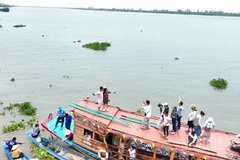 Các bệnh nhân điều trị tại Nha khoa Phương Thành tham quan du lịch từ mô hình du lịch nha khoa.