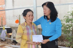 Chủ tịch Liên đoàn Lao động tỉnh Đồng Tháp Huỳnh Thị Tuyết Vui thăm hỏi, trao tiền hỗ trợ cho đoàn viên Nguyễn Thị Mỹ Viên (Công đoàn cơ sở Công ty trách nhiệm hữu hạn Liên doanh Nghị Phong) có nhà bị sập do bão số 3.