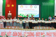 Công ty Trách nhiệm hữu hạn một thành viên Xổ số kiến thiết Đồng Tháp cùng lãnh đạo xã Tháp Mười trao học bổng tặng học sinh.