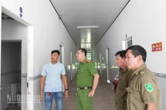 Kiểm tra, nhắc nhở việc chấp hành pháp luật ở các nhà nghỉ trên địa bàn xã Tân Nhuận Đông.