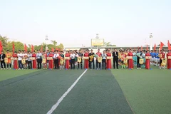 Đại biểu tặng hoa, cờ lưu niệm cho các đội bóng tham gia vòng loại Tây Nam Bộ.