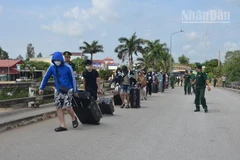 57 công dân được bàn giao cho Đồn Biên phòng Cửa khẩu quốc tế Dinh Bà.