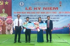 Trao biểu trưng hỗ trợ chức danh Giáo sư và Phó Giáo sư Trường đại học Đồng Tháp.