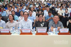 Đại biểu, giảng viên, nghiên cứu sinh và sinh viên tham dự chuỗi sự kiện.