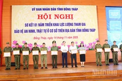 Chủ tịch Ủy ban nhân dân tỉnh Đồng Tháp Trần Trí Quang trao Bằng khen tặng các tập thể, cá nhân.