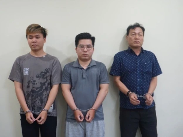 Các đối tượng từ trái qua: Nguyễn Hoàng Tân, Nguyễn Đức Minh, Lê Văn Cần. (Ảnh: Công an cung cấp)