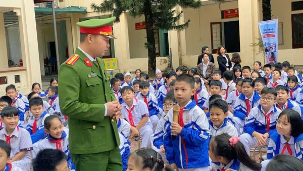 Công an tỉnh Tuyên Quang tuyên truyền pháp luật cho các em học sinh. Ảnh: Thắng Chung