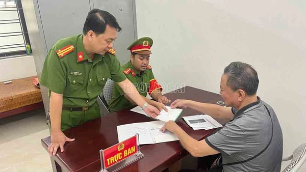 Công an Phường Lào Cai, tỉnh Lào Cai tuyên truyền, giải thích cho người dân về các phương thức, thủ đoạn lừa đảo, chiếm đoạt tài sản trên mạng.