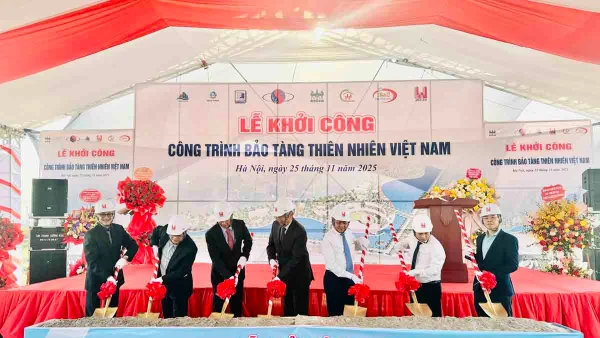 Các đại biểu thực hiện nghi thức khởi công công trình Bảo tàng Thiên nhiên Việt Nam. (Ảnh: Hiếu Giang)