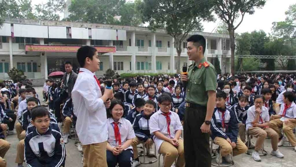 Công an tỉnh Hưng Yên hướng dẫn học sinh tự bảo vệ mình trên không gian mạng.