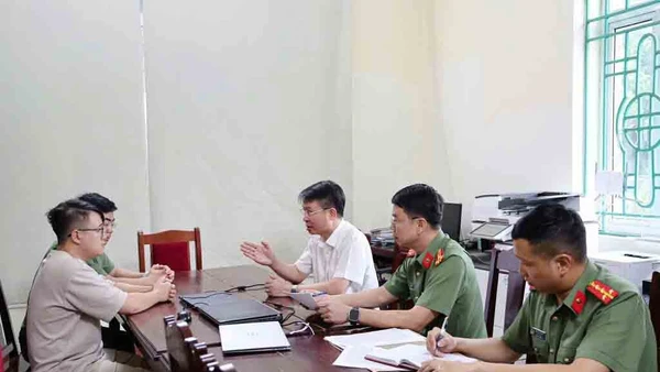 Công an tỉnh Phú Thọ lấy lời khai các đối tượng. Ảnh: Công an tỉnh Phú Thọ