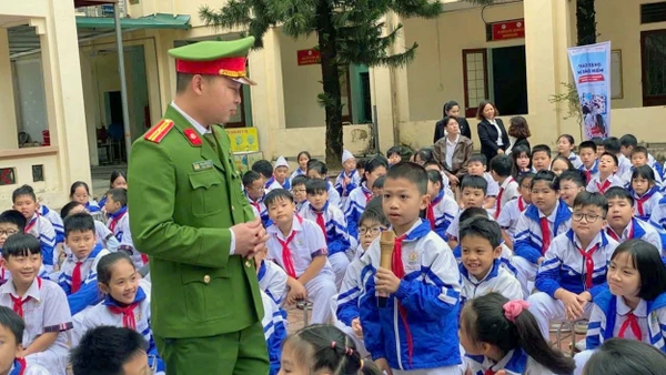 Công an tỉnh Tuyên Quang tuyên truyền pháp luật cho các em học sinh. Ảnh: Thắng Chung