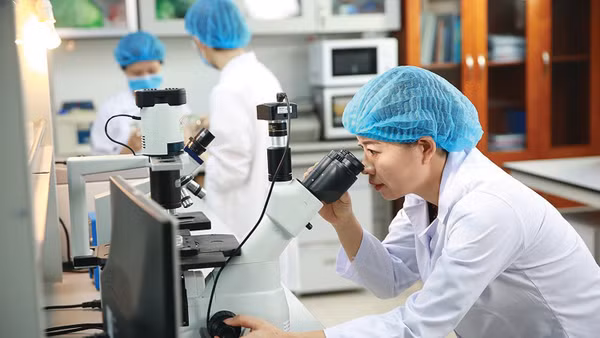 Hoạt động nghiên cứu sản phẩm mới trong phòng thí nghiệm của Viện Hàn lâm. (Ảnh: VÂN NGA)