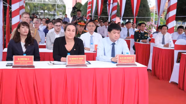 Các đại biểu tham dự Lễ khởi công lấy mẫu sinh phẩm hài cốt liệt sĩ chưa xác định được thông tin. (Ảnh: VÂN NGA)