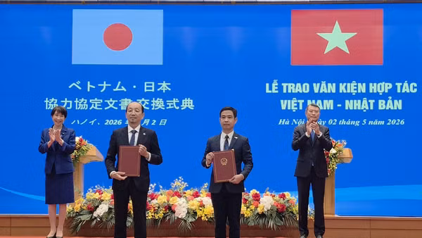 Tiến sĩ Lê Xuân Huy, Phó Tổng Giám đốc VNSC và ông Yasuo Ishii, Phó Chủ tịch cấp cao JAXA trao thỏa thuận hợp tác. (Ảnh: VNSC)