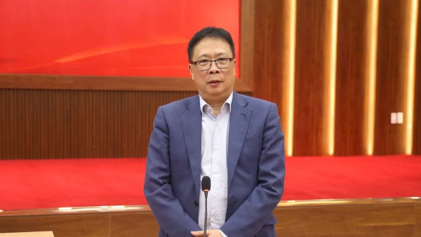 Giáo sư, Viện Sĩ Châu Văn Minh phát biểu tại hội nghị. (Ảnh: Hữu Hảo)