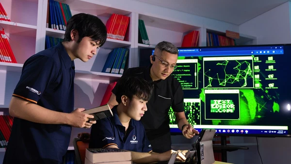 Hướng dẫn sinh viên Đại học Phenikaa "thực chiến" chống lại các cuộc tấn công trên không gian mạng. Ảnh: Ngọc Thơm