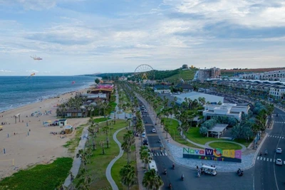 Du lịch tại khu vực ven biển tỉnh Lâm Đồng.