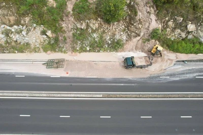 Vị trí cát tràn xuống cao tốc.