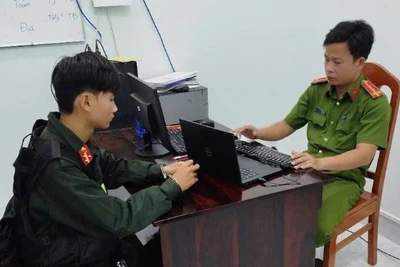 Đối tượng đang làm việc tại trụ sở công an.