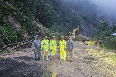 Lực lượng chức năng di dời đất đá sạt lở để cứu người mắc kẹt.