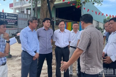 Ông Nguyễn Minh, Phó Chủ tịch Ủy ban nhân dân tỉnh Lâm Đồng xuống từng dự án để giải quyết.