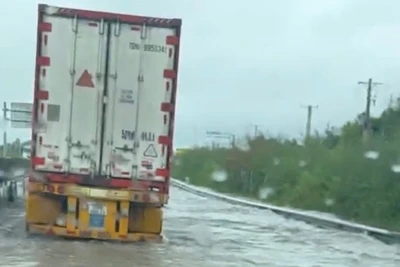 Nước ngập sâu trên đường cao tốc.