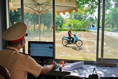 Công an tổ chức sát hạch lái xe mô-tô.