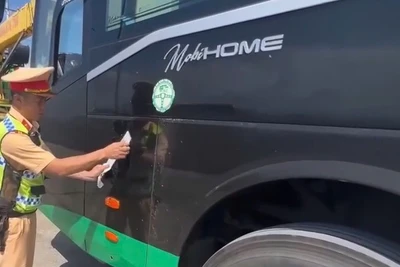 Xe khách vi phạm bị tạm giữ 7 ngày.