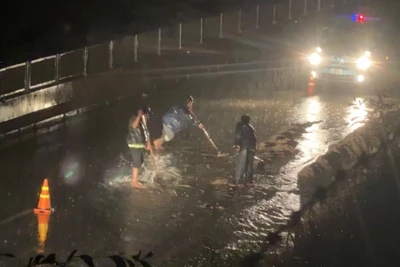 Nhiều người đang khắc phục sự cố. (Ảnh: PHẠM DUY)