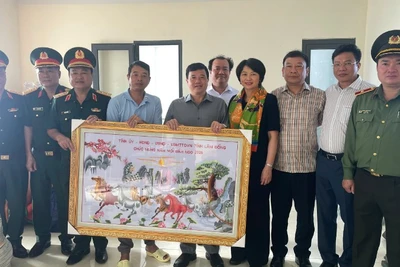 Đoàn công tác đã ra thăm Điểm cơ sở A6-Hòn Hải thuộc Đặc khu Phú Quý.