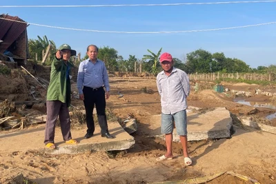 Sở Xây dựng khảo sát con đường bê tông của khu phố Kim Bình bị hư hỏng, chia cắt các hộ dân.