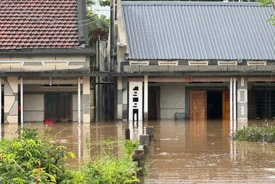 Nhiều nhà tại xã Hồng Sơn bị ngập sâu.